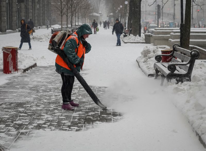 &copy; Reuters. Photo d'archives d'un employé municipal enlevant la neige dans le centre de Kyiv, en Ukraine. /Photo prise le 7 décembre 2022/REUTERS/Gleb Garanich