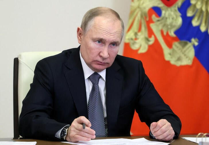 &copy; Reuters. El presidente ruso, Vladimir Putin, dirige una reunión gubernamental por enlace de video en la residencia estatal de Novo-Ogaryovo, a las afueras de Moscú, Rusia.