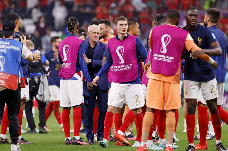 &copy; Reuters. El entrenador de la selección de fútbol de Francia, Didier Deschamps, con los jugadores de su equipo tras su victoria sobre la selección de Marruecos en el partido de semifinales de la Copa Mundial 2022 disputado en el estadio Al Bayt de Jor, Qatar, el