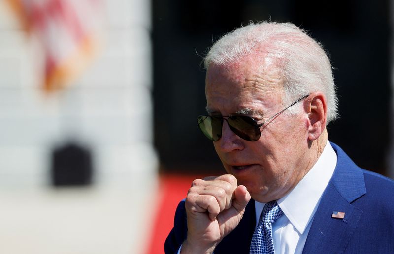 &copy; Reuters. FILE PHOTO: U.S. President Joe Biden coughs during a signing event for the CHIPS and Science Act of 2022, on the South Lawn of the White House in Washington, U.S., August 9, 2022. REUTERS/Evelyn Hockstein
