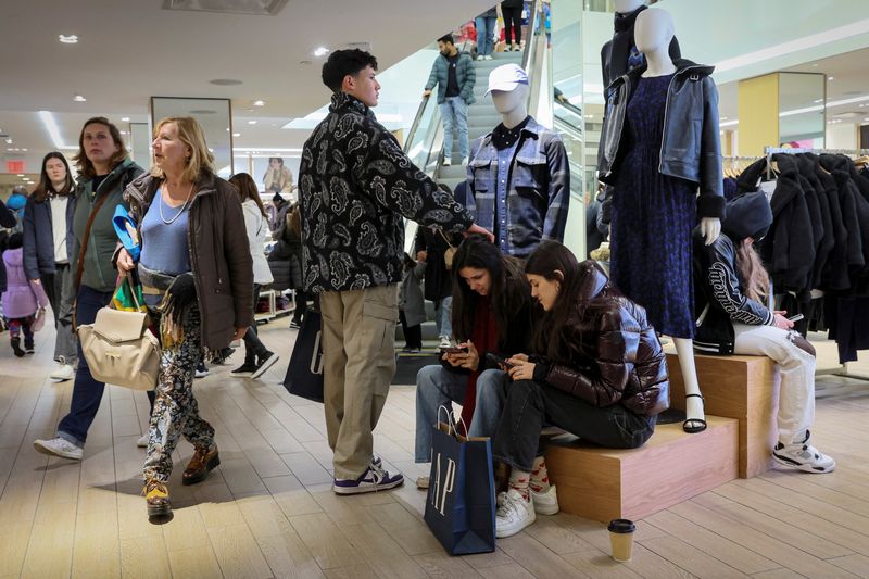 &copy; Reuters. FOTO DE ARCHIVO: Los compradores buscan las ventas del Viernes Negro en una tienda Gap en Times Square durante la festividad de Acción de Gracias en la ciudad de Nueva York