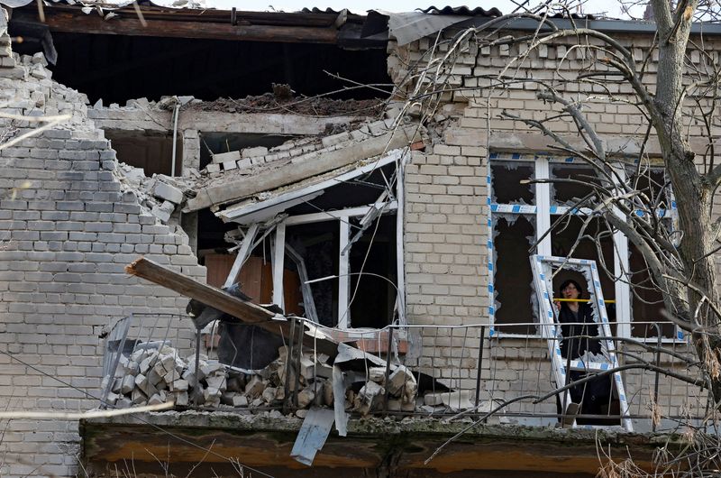 &copy; Reuters. Una mujer mide el tamaño de la ventana rota de un hospital tras un reciente bombardeo en el transcurso del conflicto entre Rusia y Ucrania en Donetsk, Ucrania controlada por Rusia, 15 de diciembre de 2022. REUTERS/Alexander Ermochenko   