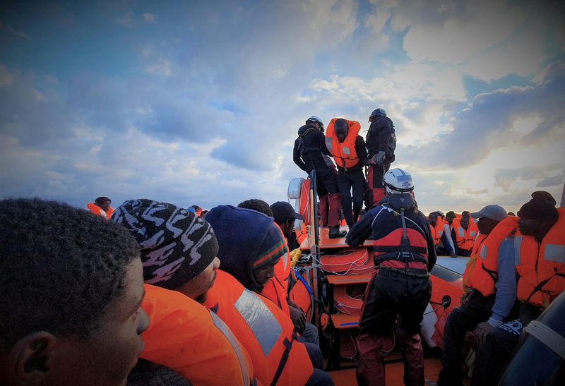 &copy; Reuters. Photo d'archives : Des migrants portant des gilets de sauvetage sont vus lors d'une opération de sauvetage par le navire de sauvetage Ocean Viking géré par MSF-SOS Méditerranée, au large des côtes libyennes en mer Méditerranée. /Photo prise le 18 