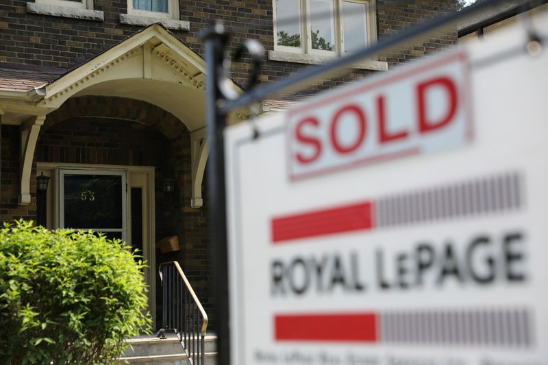 &copy; Reuters. FILE PHOTO: A realtor's for sale sign stands outside a house that had been sold in Toronto, Ontario, Canada May 20, 2021.  REUTERS/Chris Helgren  