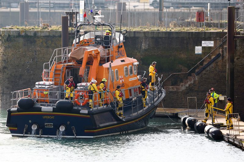 © Reuters. FILE PHOTO: A life boat returns to the Port of Dover amid a rescue operation of a missing migrant boat, in Dover, Britain December 14, 2022. REUTERS/Peter Nicholls