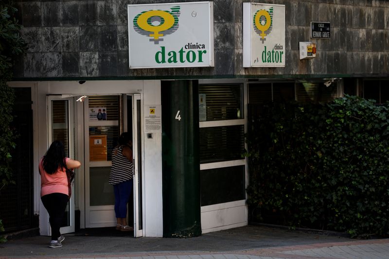 &copy; Reuters. Una mujer pasa frente a la entrada de la clínica privada Dator, que presta servicios de aborto, en Madrid, España, el 23 de mayo de 2022. REUTERS/Susana Vera