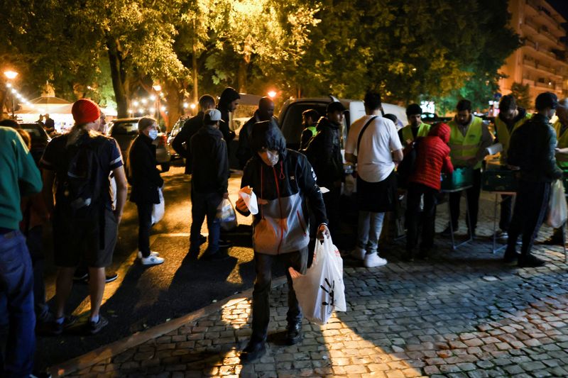 &copy; Reuters. FILE PHOTO: People wait in line to collect food from homeless charity CASA in central Lisbon, Portugal October 11, 2022. REUTERS/Pedro Nunes