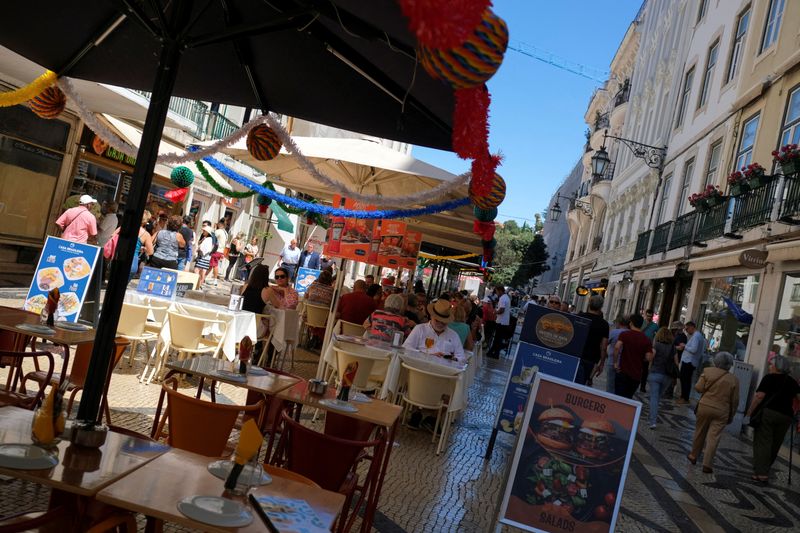 © Reuters. FILE PHOTO: A general view of a restaurant's terraces in Lisbon, Portugal, June 9, 2022. Picture taken June 9, 2022. REUTERS/Pedro Nunes/File Photo