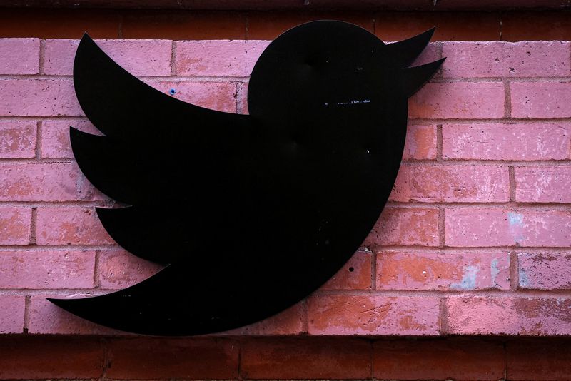 &copy; Reuters. FILE PHOTO: The Twitter logo is seen outside the offices in New York City, U.S., November 9, 2022. REUTERS/Brendan McDermid/File Photo