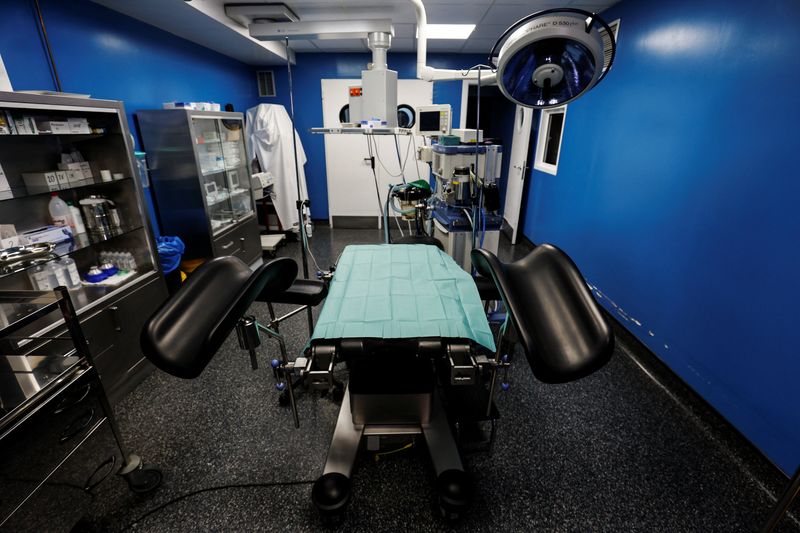 &copy; Reuters. Une salle d'opération dans la clinique privée Dator, qui pratique des avortements, à Madrid. /Photo prise le 23 mai 2022/REUTERS/Susana Vera