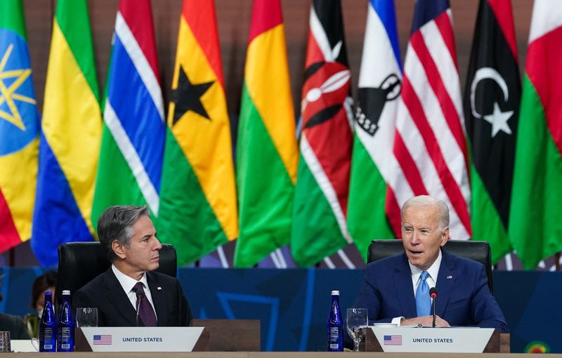 &copy; Reuters. Le secrétaire d'État américain Antony Blinken écoute le président américain Joe Biden s'exprimer lors de la session des leaders du Sommet États-Unis-Afrique sur le partenariat pour l'Agenda 2063 de l'Union africaine, à Washington (États-Unis). /P