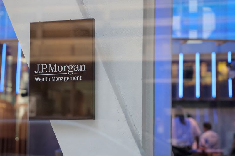 &copy; Reuters. People are seen inside a JPMorgan Chase Wealth Management branch in Manhattan, New York City, U.S., June 30, 2022. REUTERS/Andrew Kelly/File Photo