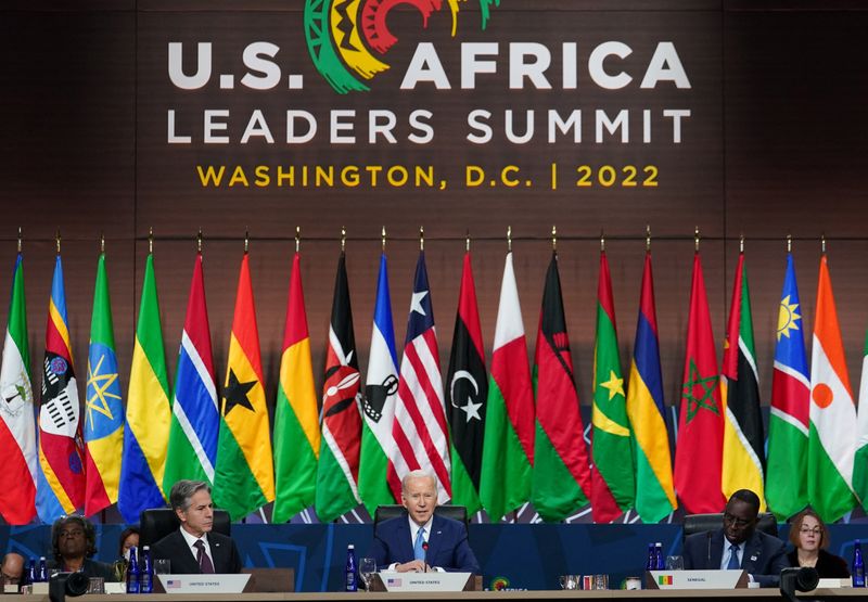 © Reuters. Flanqueado por el Secretario de Estado de EE.UU., Antony Blinken, y el Presidente de Senegal, Macky Sall, el Presidente de EE.UU., Joe Biden, pronuncia un discurso en la Sesión de Líderes de la Cumbre EE.UU.-África sobre la asociación en la Agenda 2063 de la Unión Africana, en Washington, EE.UU., el 15 de diciembre de 2022. REUTERS/Kevin Lamarque