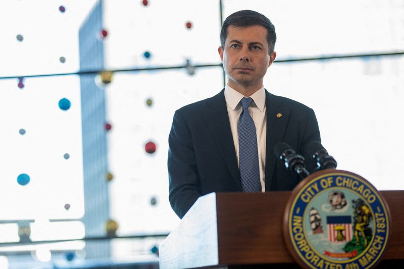 &copy; Reuters. FILE PHOTO: U.S. Transportation Secretary Pete Buttigieg speaks ahead of expected Thanksgiving travel at O'Hare airport in Chicago, Illinois, U.S., November 21, 2022.  REUTERS/Jim Vondruska/File Photo