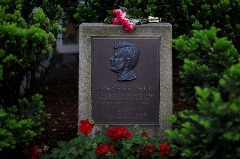 &copy; Reuters. FILE PHOTO: Roses lie on a marker outside the home where President John F. Kennedy was born 100 years ago on May 29, 1917, in Brookline, Massachusetts, U.S., May 29, 2017.   REUTERS/Brian Snyder