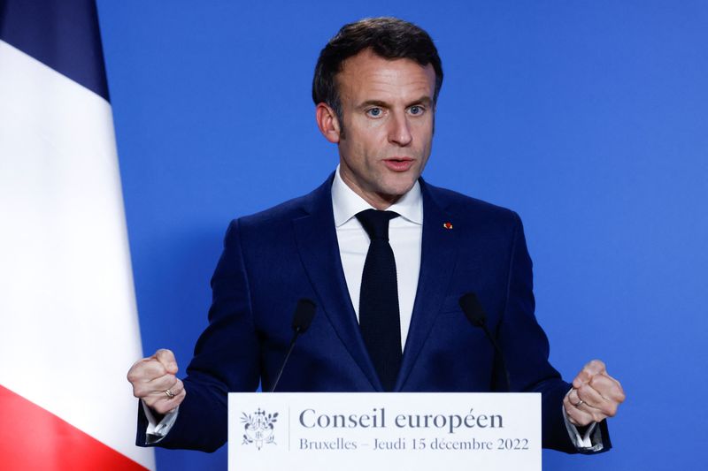 © Reuters. Le président français Emmanuel Macron assiste à une conférence de presse lors d'un sommet des dirigeants de l'Union européenne à Bruxelles, en Belgique. /Photo prise le 15 décembre 2022/REUTERS/Yves Herman