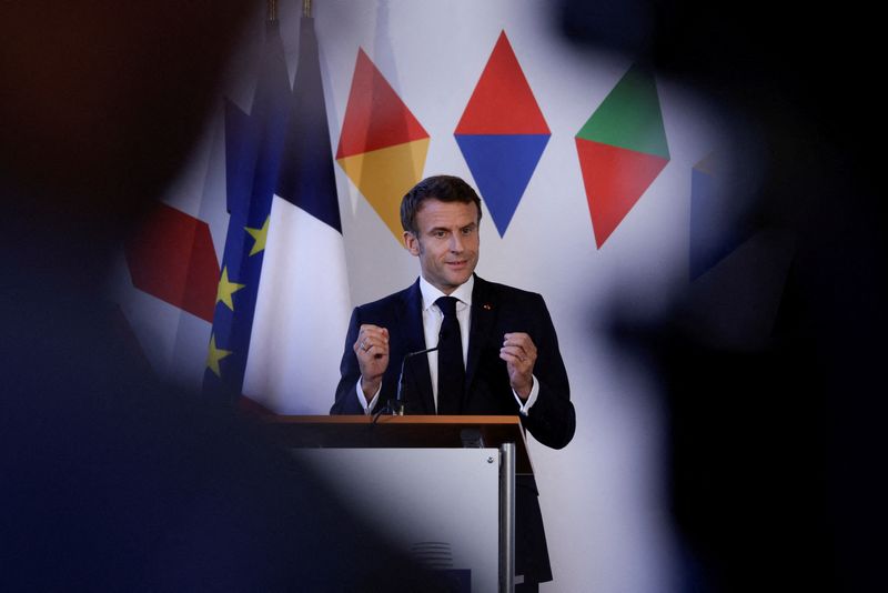 &copy; Reuters. French President Emmanuel Macron attends a news conference, during the Informal EU 27 Summit and Meeting within the European Political Community at Prague Castle, in Prague, Czech Republic, October 7, 2022. REUTERS/Leonhard Foeger/File Photo