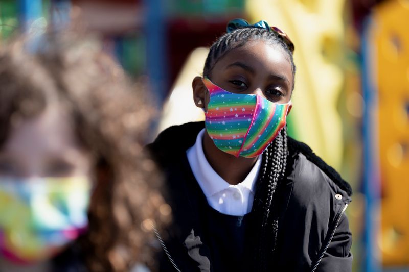 © Reuters. FILE PHOTO: Students play outside at recess as coronavirus disease (COVID-19) restrictions are lifted in Philadelphia, Pennsylvania, U.S., March 8, 2021.  REUTERS/Hannah Beier