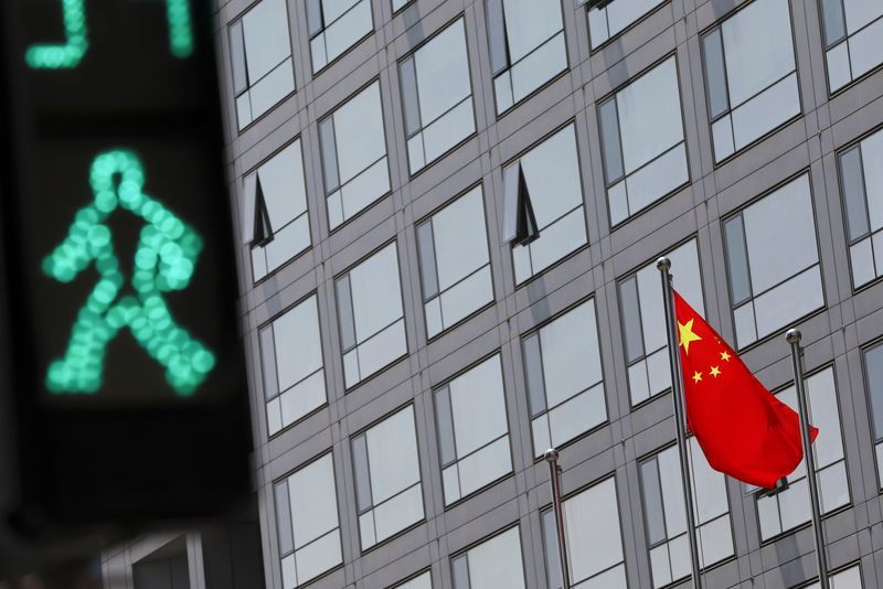 © Reuters. FILE PHOTO: A Chinese national flag flutters outside the China Securities Regulatory Commission (CSRC) building on the Financial Street in Beijing, China July 9, 2021. REUTERS/Tingshu Wang