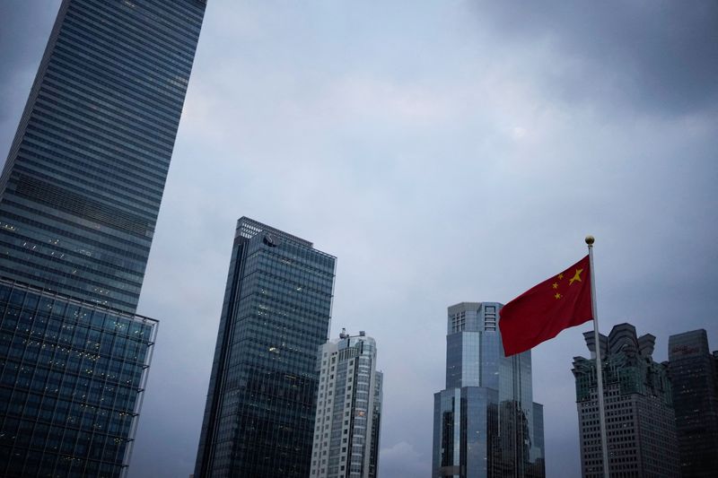 &copy; Reuters. A Chinese national flag is pictured, following the coronavirus disease (COVID-19) outbreak, in Shanghai, China, October 14, 2022. REUTERS/Aly Song/Files