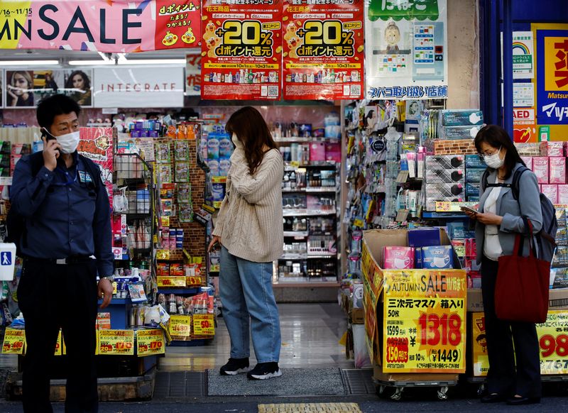 &copy; Reuters. FILE PHOTO: A woman chooses products at a drug store in Tokyo, Japan October 21, 2022. REUTERS/Kim Kyung-Hoon