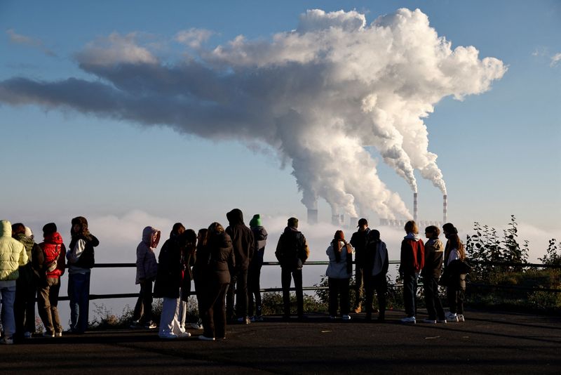 &copy; Reuters. FILE PHOTO: People watch smoke and steam billow from Belchatow Power Station, Europe's largest coal-fired power plant powered by lignite, in Zlobnica, Poland October 20, 2022. REUTERS/Kuba Stezycki/File Photo