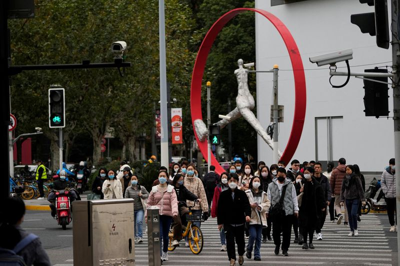 &copy; Reuters. أشخاص يضعون كمامات للوقاية من فيروس كورونا في شنغهاي يوم الثامن من ديسمبر كانون الأول 2022. تصوير: آلي سونج - رويترز.
