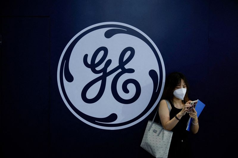 &copy; Reuters. Une femme se tient devant un panneau de General Electric (GE) pendant la conférence mondiale sur l'intelligence artificielle, Shanghai, Chine. /Photo prise le 1er septembre 2022/REUTERS/Aly Song 