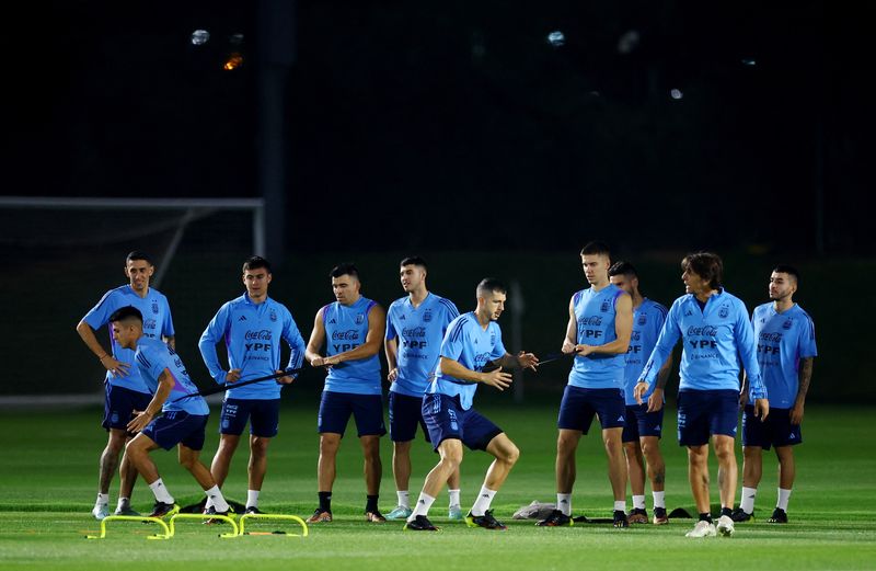 &copy; Reuters. Selección de fútbol de Argentina durante un entrenamiento en la Copa del Mundo. Universidad de Qatar, Doha, Qatar. 15 de diciembre de 2022.
REUTERS/Lee Smith