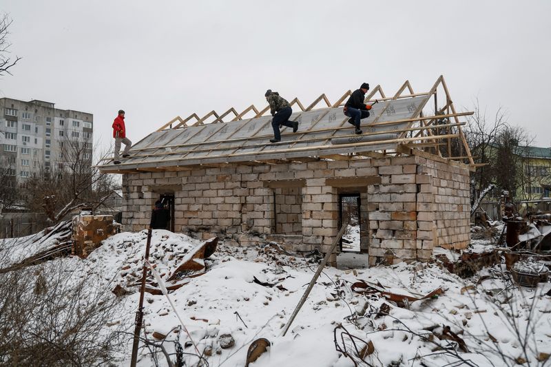 &copy; Reuters. عمال يصلحون سطح منزل لحقت به أضرار جسيمة بفعل قصف روسي على بلدة بوروديانكا في كييف يوم الخميس. تصوير: فالنتين أوجيرنكو - رويترز.