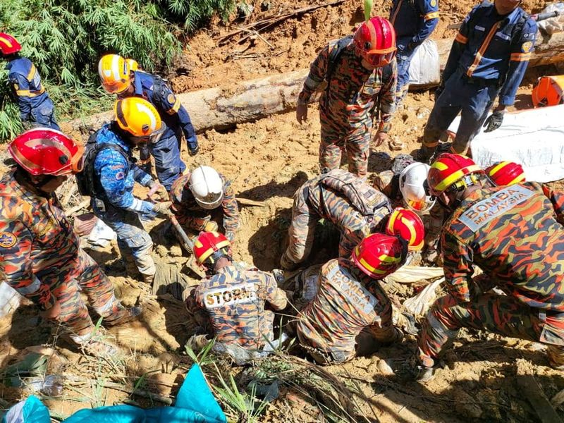 &copy; Reuters. Rescatistas trabajan durante una operación de rescate y evacuación tras un deslizamiento de tierras en un campamento en Batang Kali, estado de Selangor, en las afueras de Kuala Lumpur, Malasia, el 16 de diciembre de 2022, en esta imagen obtenida de las 