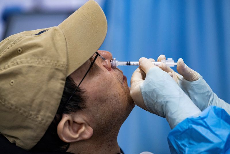 © Reuters. A resident receives a nasal spray vaccine as a second booster dose against coronavirus disease (COVID-19), at a vaccination site in Beijing, China December 16, 2022. cnsphoto via REUTERS   