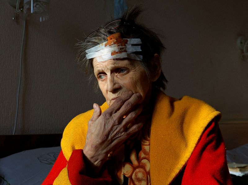 &copy; Reuters. Lyudmila Butsenko, de 69 años de edad, luce una herida de metralla en la cabeza en el interior de un hostpital en el territorio bajo control ruso de Donetsk, Ucrania, el 15 de diciembre de 2022. REUTERS/Alexander Ermochenko