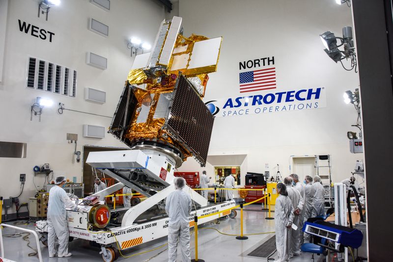 © Reuters. FILE PHOTO: The Surface Water and Ocean Topography (SWOT) radar satellite spacecraft is moved into a transport container inside the Astrotech facility at Vandenberg Space Force Base in California, U.S. November 18, 2022. USSF/Chris Okula/Handout via REUTERS. 