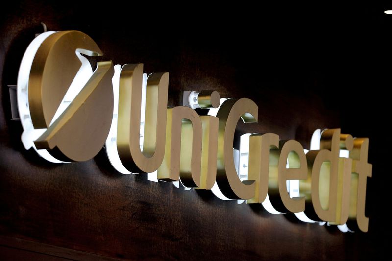 &copy; Reuters. Il logo Unicredit davanti una filiale a Siena. REUTERS/Stefano Rellandini