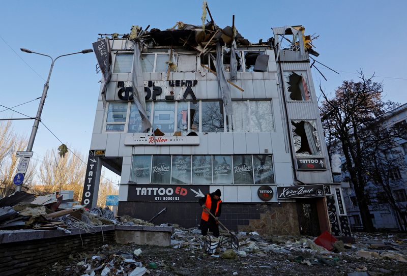 &copy; Reuters. Un hombre retira escombros frente a un edificio da;ado durante un bombardeo en el territorio bajo control ruso de Donetsk, Ucrania, el 15 de diciembre de 2022. REUTERS/Alexander Ermochenko