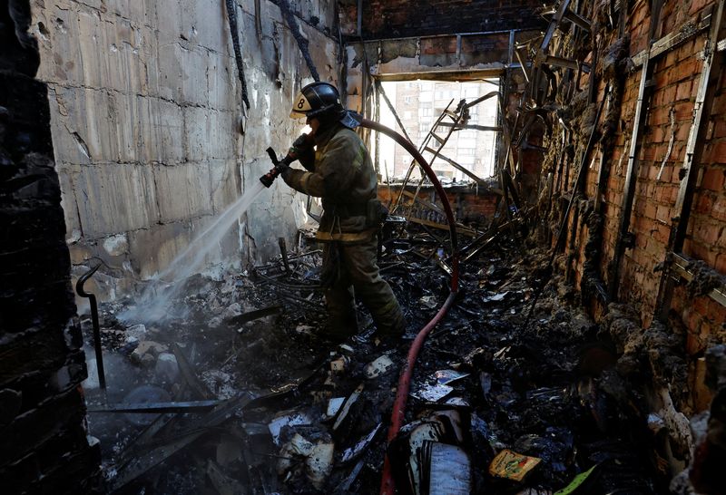 © Reuters. رجل إطفاء يعمل داخل شقة مدمرة بمبنى سكني تعرض لقصف صاروخي روسي في منطقة دونيتسك الأوكرانية يوم الخميس. تصوير: الكسندر إرموشينكو - رويترز.