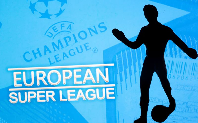 &copy; Reuters. FOTO DE ARCHIVO. Imagen de ilustración de una figura metálica de un jugador de fútbol con un balón delante de las palabras "Superliga Europea" y el logo de la Liga de Campeones de la UEFA. 20 de abril de 2021. REUTERS/Dado Ruvic