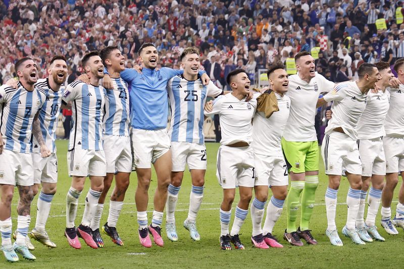 &copy; Reuters. FOTO DE ARCHIVO. 13 de diciembre de 2022; Lusail, Qatar; Los jugadores de Argentina celebran después del partido de semifinales contra Croacia durante la Copa Mundial de 2022 en el estadio Lusail. Crédito obligatorio: Yukihito Taguchi-USA TODAY Sports