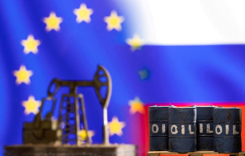 © Reuters. FILE PHOTO: Models of oil barrels and a pump jack are seen in front of displayed EU and Russia flag colours in this illustration taken March 8, 2022. REUTERS/Dado Ruvic/Illustration/File Photo