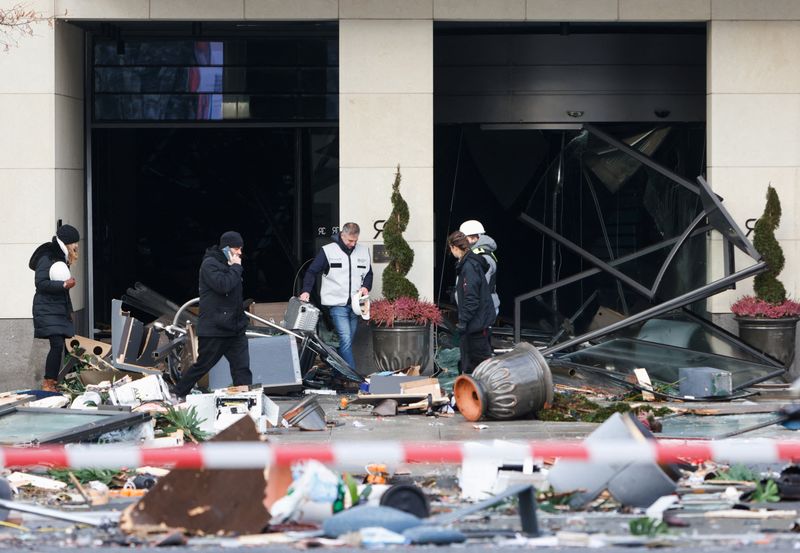 &copy; Reuters. Les services d'urgence travaillent dans une rue devant un hôtel après l'éclatement et la fuite de l'aquarium AquaDom dans le centre de Berlin, Allemagne. /Photo prise le 16 décembre 2022/REUTERS/Michele Tantussi