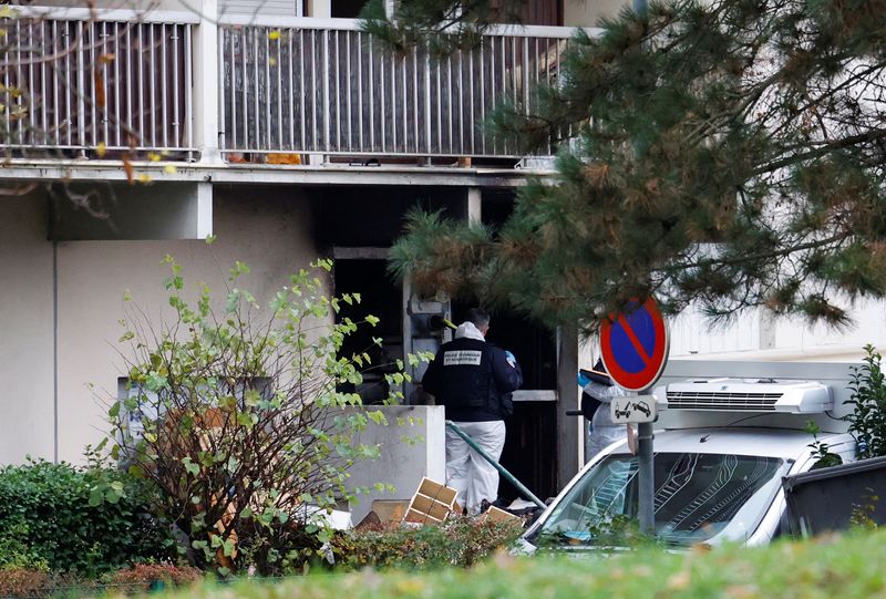 © Reuters. French police work at the scene of a massive building fire where 10 people died and were 14 injured in Vaulx-en-Velin, near Lyon, France, December 16, 2022. REUTERS/Sarah Meyssonnier