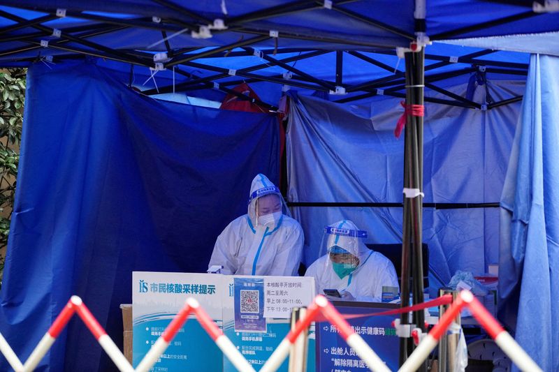 &copy; Reuters. عاملان بقطاع الصحة داخل مركز فحوصات للكشف عن الإصابة بفيروس كورونا في شنغهاي يوم التاسع من ديسمبر كانون الأول 2022. تصوير: ألي سونج - ويترز.