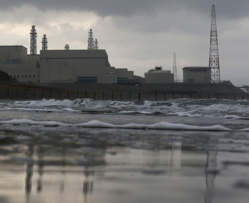 &copy; Reuters.     経済産業省は１６日、廃止を決めた原子力発電所の次世代革新炉への建て替えや運転期間の６０年超への延長など具体的な原発の活用策を関係審議会に諮り、大筋で了承を得た。資料写