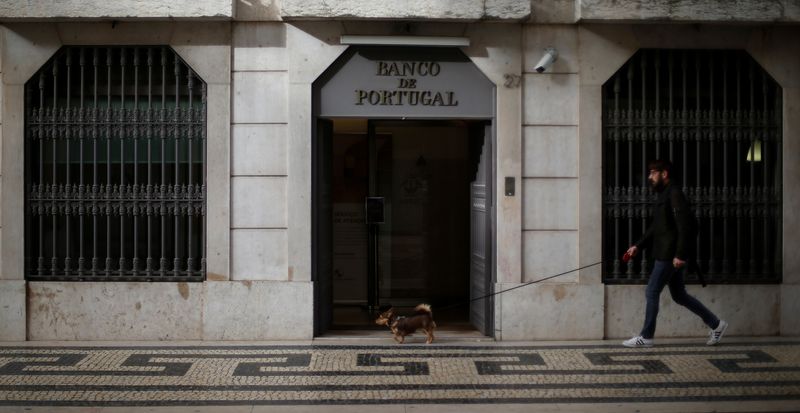 &copy; Reuters. FILE PHOTO: A man walks with his dog outside Bank of Portugal in downtown Lisbon, Portugal, February 21, 2017.  REUTERS/Rafael Marchante