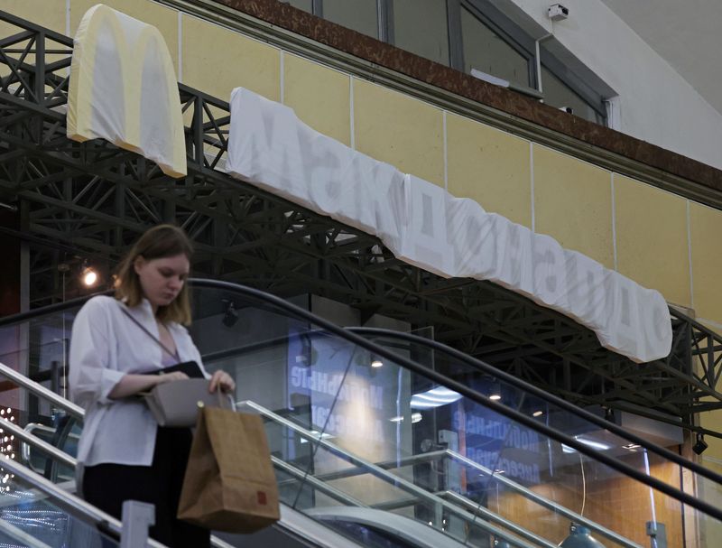 © Reuters. The McDonald?s logo is covered by fabric at a restaurant run by a franchisee at Finlandskiy railway station in Saint Petersburg, Russia June 15, 2022. Picture taken June 15, 2022. REUTERS/Anton Vaganov