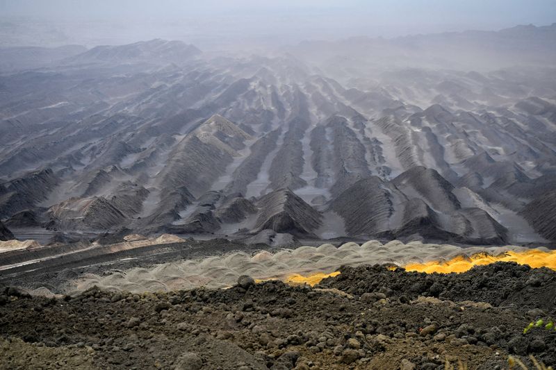 © Reuters. FILE PHOTO: General view of open cast coal mine in Welzow, Germany, October 21, 2021. REUTERS/Matthias Rietschel//File Photo