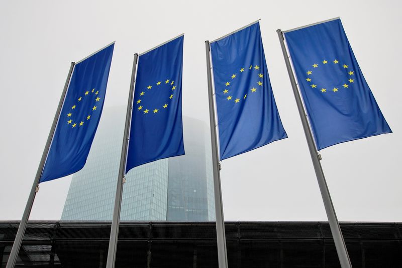 &copy; Reuters. Banderas de la UE frente al edificio del BCE en Fráncfort