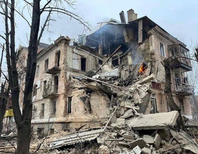 &copy; Reuters. مبنى سكني متضرر جراء سقوط صاروخ روسي في مدينة كريفي ريه الأوكرانية يوم الجمعة. صورة حصلت عليها رويترز من الخدمة الصحفية لخدمة الطوارئ الحكو