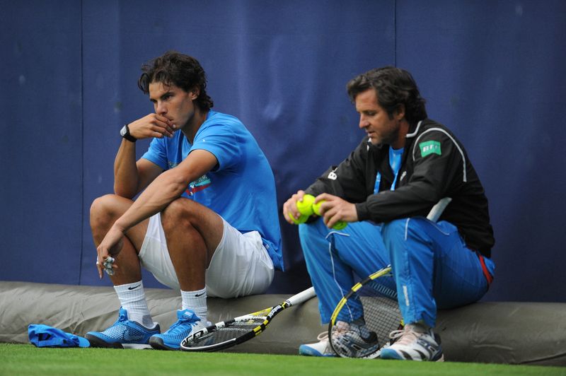 &copy; Reuters. FOTO DE ARCHIVO. Tenis - AEGON Championships - Queens Club, Londres - 6/6/11 - El español Rafael Nadal (izquierda) y Francis Roig conversan durante una sesión de entrenamiento. Crédito obligatorio: Action Images / Tony O'Brien